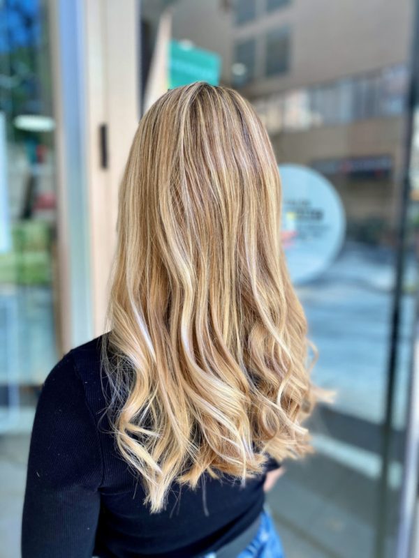 Mechas-rubias-melting-balayage-melena-mechas-masdemont-tendencia-768x1024-1